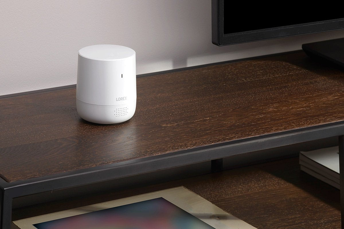 Lorex Smart Home Security Center with Two 2K Battery Cameras and Range Extender - Lorex Technology Inc.